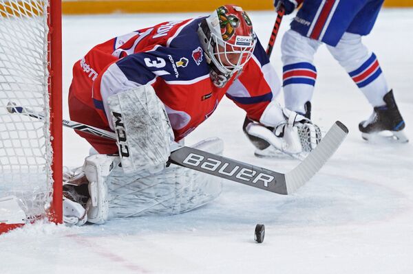 Вратарь ПХК ЦСКА Ларс Юханссон в матче 1/2 финала плей-офф Кубка Гагарина Континентальной хоккейной лиги между ПХК ЦСКА (Москва) и ХК СКА (Санкт-Петербург). Вратарь ПХК ЦСКА Ларс Юханссон в матче 1/2 финала плей-офф Кубка Гагарина Континентальной хоккейной лиги между ПХК ЦСКА (Москва) и ХК СКА (Санкт-Петербург). - Sputnik Латвия