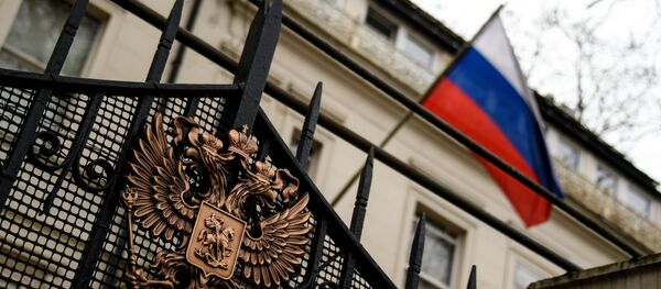 Герб на ограде здания российского посольства в Лондоне Герб на ограде здания российского посольства в Лондоне - Sputnik Latvija