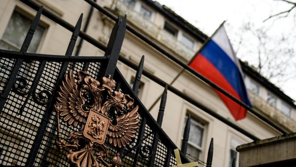 Герб на ограде здания российского посольства в Лондоне - Sputnik Latvija