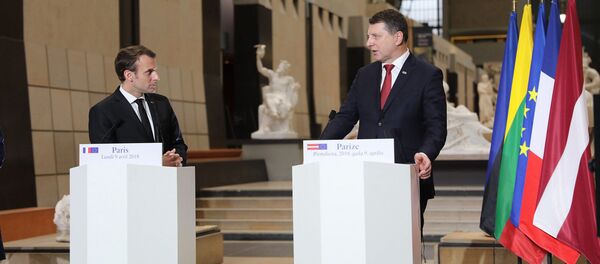 Президент Латвии Раймондс Вейонис и президент Франции Эммануэль Макрон на переговорах в Париже, 9 апреля 2018 года - Sputnik Латвия
