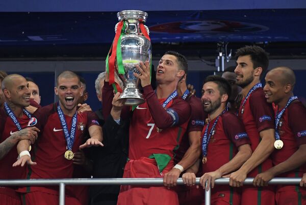Криштиану Роналду и сборная Португалии по футболу впервые в своей истории выиграли чемпионат Европы, обыграв в финале сборную Франции.  - Sputnik Латвия