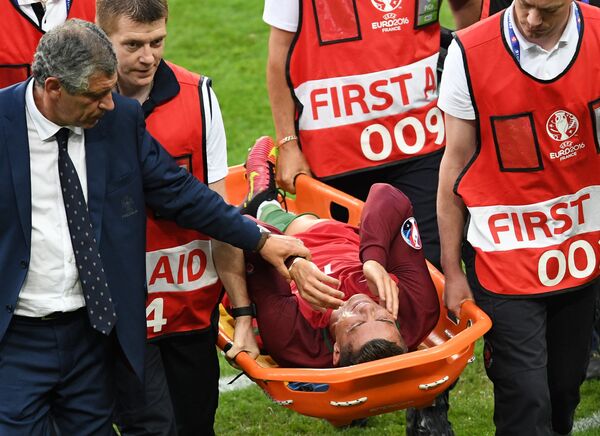 Даже получив травму, не позволившую Криштиану Роналду продолжить матч, капитан сборной Португалии помогал как мог своим товарищам с кромки поля. - Sputnik Латвия