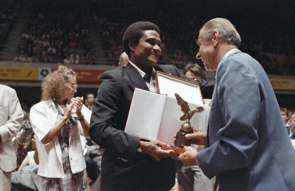 Легендарный португальский футболист мозамбикского происхождения Эйсебио поздравляет легендарного советского голкипера Льва Яшина с 60-летием.  - Sputnik Латвия