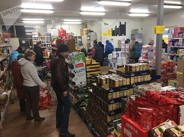 Белорусы продолжают активно покупать стиральные порошки, кофе и подгузники - Sputnik Латвия