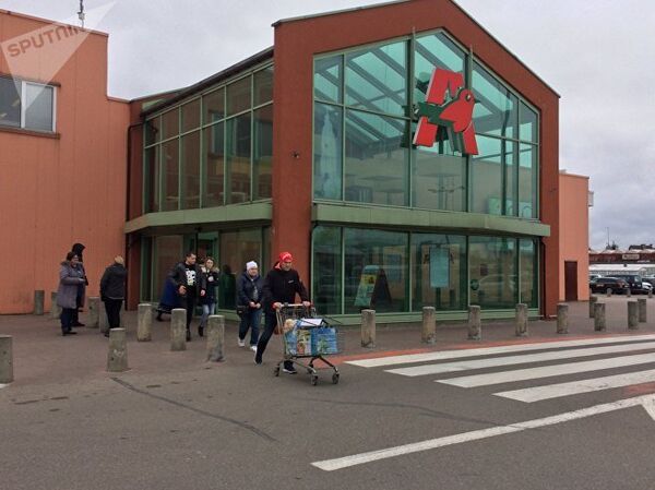 Вся надежда белорусов — на крупные торговые сети, которым невыгодно устраивать выходной в воскресенье - Sputnik Латвия