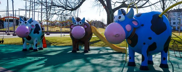 Коровы на детской площадке - Sputnik Латвия