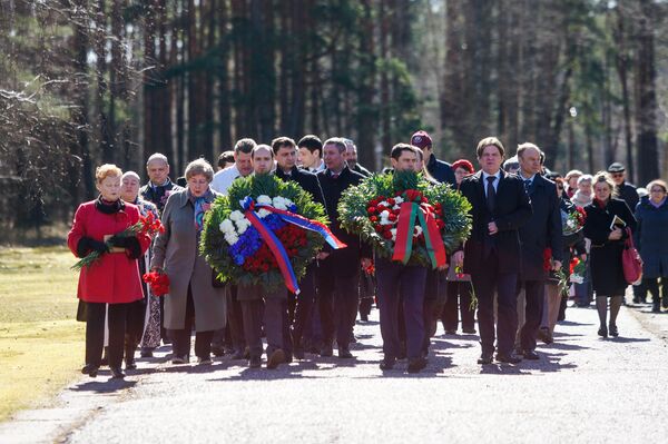 Торжественное возложение венков и цветов на территории Саласпилсского мемориального комплекса - Sputnik Латвия