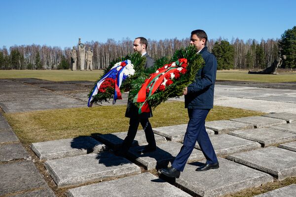 Дипломаты Белоруссии и России возложили цветы и венки  на территории Саласпилсского мемориального комплекса - Sputnik Латвия