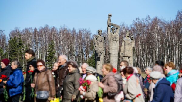 Торжественное возложение венков и цветов на территории Саласпилсского мемориального комплекса - Sputnik Латвия