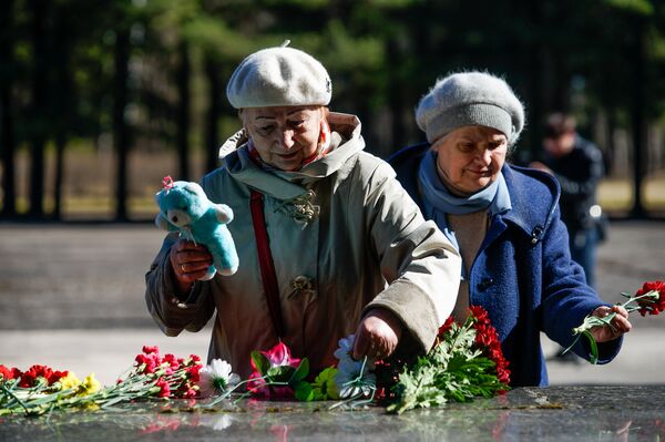 Торжественное возложение венков и цветов на территории Саласпилсского мемориального комплекса - Sputnik Латвия