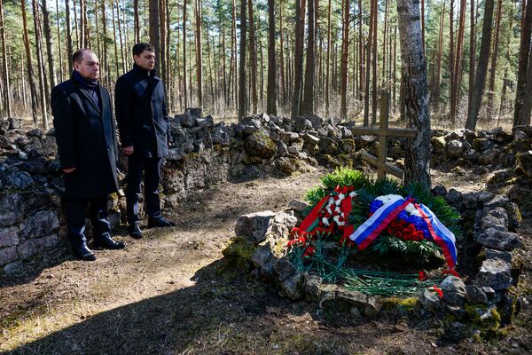 Дипломаты Белоруссии и России возложили цветы и венки на Старом гарнизонном кладбище в Саласпилсе - Sputnik Латвия