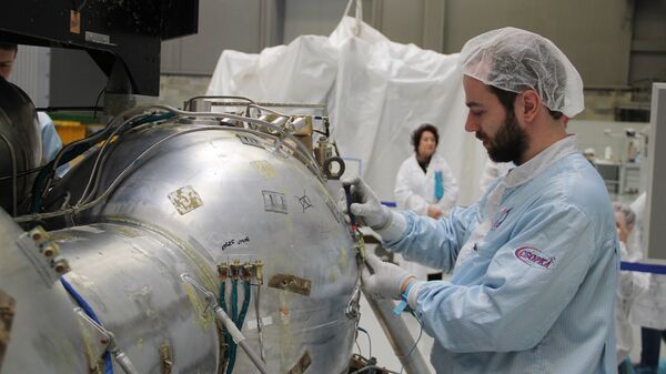 Рабочие цеха сборки проверяют крепления на макете Луны-25 - Sputnik Латвия