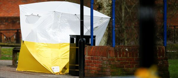 Палатка над скамейкой, на которой были найдены Сергей Скрипаль и его дочь в Солсбери Палатка над скамейкой, на которой были найдены Сергей Скрипаль и его дочь в Солсбери - Sputnik Латвия