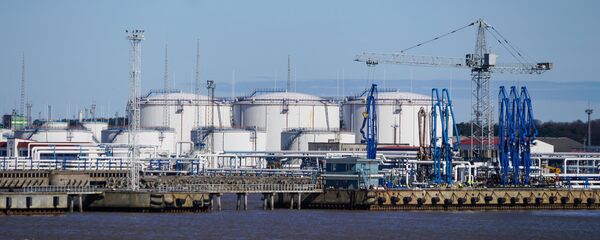 Нефтеналивные терминалы в Вентспилсском свободном порту - Sputnik Латвия