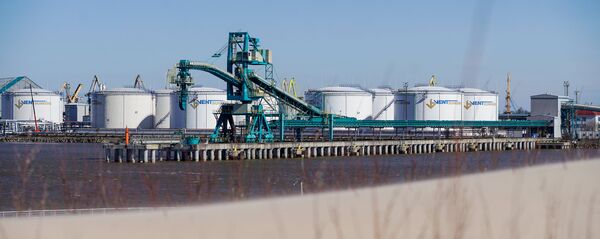 Нефтеналивные терминалы в Вентспилсском свободном порту - Sputnik Latvija