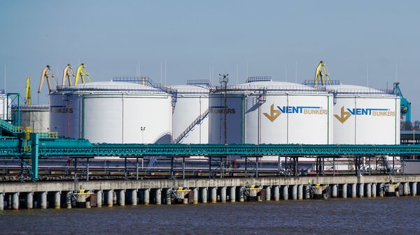 Нефтеналивные терминалы в Вентспилсском свободном порту - Sputnik Латвия