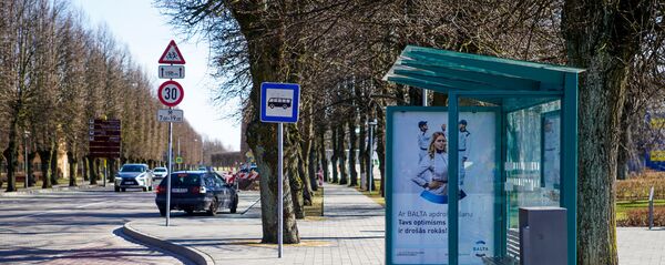 Остановка общественного транспорта в Вентспилсе Остановка общественного транспорта в Вентспилсе - Sputnik Latvija