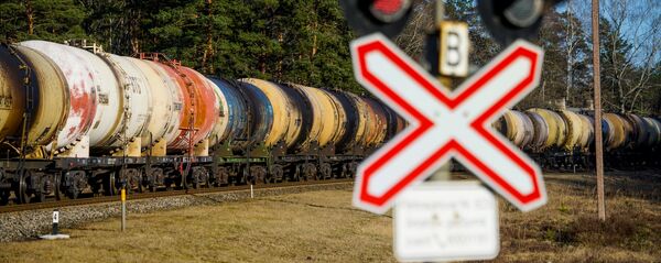 Пустые цистерны идут обратно в Россию из Вентспилса. Транзит грузов из Латвии в Россию Пустые цистерны идут обратно в Россию из Вентспилса. Транзит грузов из Латвии в Россию - Sputnik Latvija