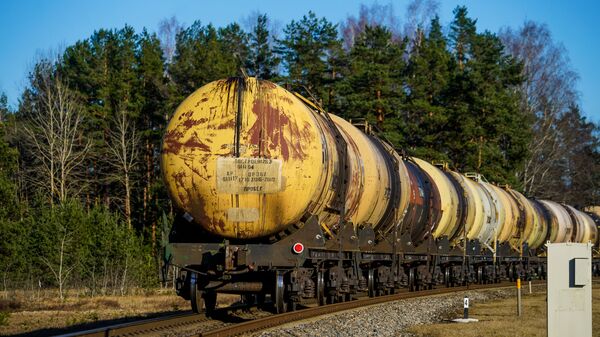 Пустые цистерны идут обратно в Россию из Вентспилса. Транзит грузов из Латвии в Россию - Sputnik Латвия