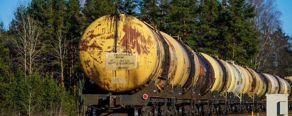 Пустые цистерны идут обратно в Россию из Вентспилса. Транзит грузов из Латвии в Россию Пустые цистерны идут обратно в Россию из Вентспилса. Транзит грузов из Латвии в Россию - Sputnik Latvija