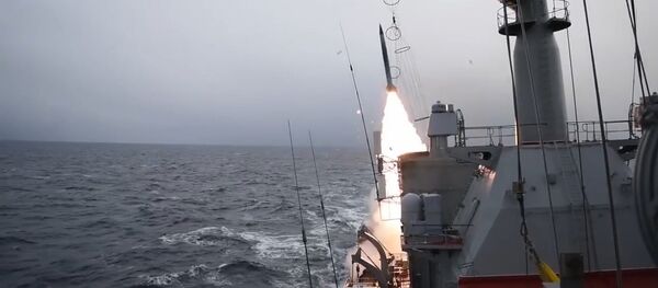 Ракетный крейсер Северного флота Маршал Устинов отразил авиационный удар условного противника в Баренцевом море Ракетный крейсер Северного флота Маршал Устинов отразил авиационный удар условного противника в Баренцевом море - Sputnik Latvija