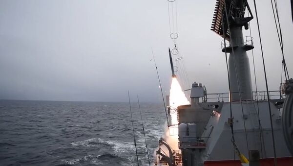 Ракетный крейсер Северного флота Маршал Устинов отразил авиационный удар условного противника в Баренцевом море - Sputnik Latvija