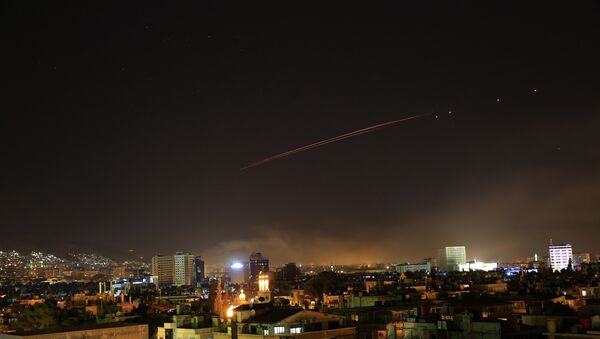 Raķešu uzbrukuma norise Damaskas debesīs 2018. gada 14. aprīlī - Sputnik Latvija