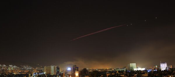 Raķešu uzbrukuma norise Damaskas debesīs 2018. gada 14. aprīlī Raķešu uzbrukuma norise Damaskas debesīs 2018. gada 14. aprīlī - Sputnik Latvija