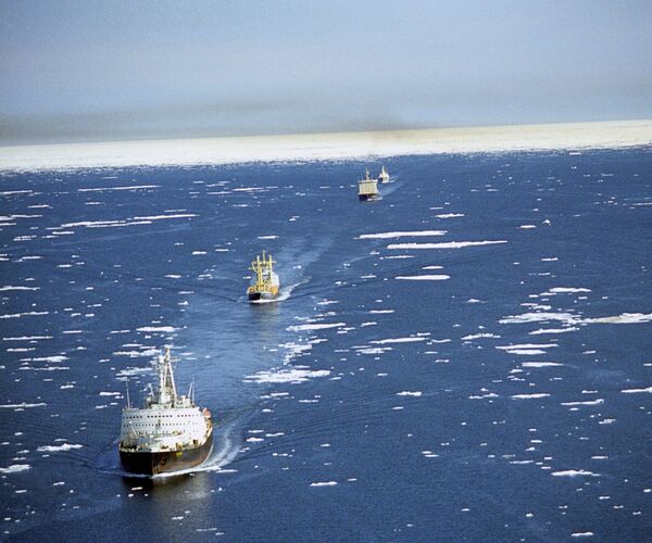 Караван транспортных судов в сопровождении ледоколов проходит по Северному морскому пути. Караван транспортных судов в сопровождении ледоколов проходит по Северному морскому пути. - Sputnik Латвия