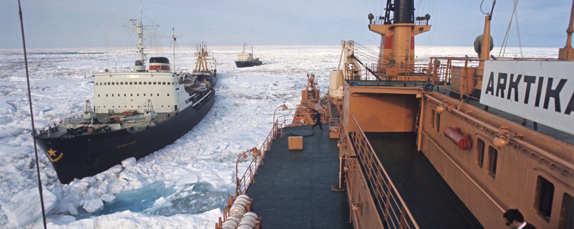 Атомный ледокол Арктика во главе каравана судов, идущего Северным морским путем. - Sputnik Латвия, 1920, 31.07.2023