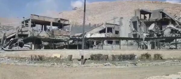 Подвергшийся ракетному удару исследовательский центр Барза в Дамаске Подвергшийся ракетному удару исследовательский центр Барза в Дамаске - Sputnik Latvija