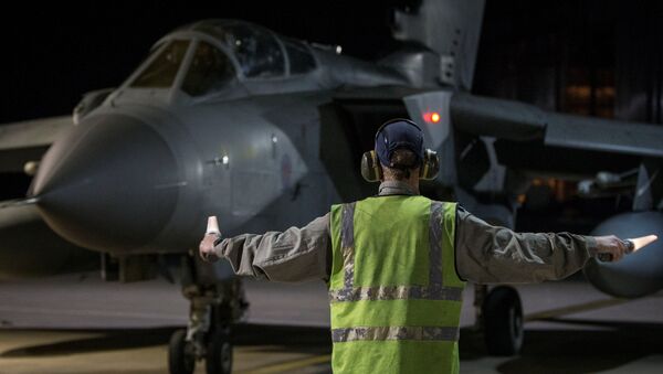 Боевой самолет RAF Tornado приземлился на Кипре после обстрела Дамаска. 14 апреля 2018 г. - Sputnik Латвия