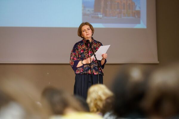 В этом году текст Тотального диктанта прочитала профессор Балтийской Международной Академии Оксана Филина  - Sputnik Латвия