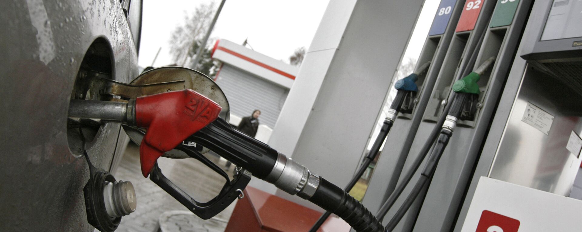 Заправка автомобиля на АЗС - Sputnik Латвия, 1920, 08.04.2026