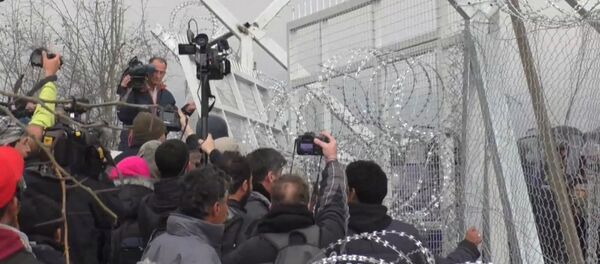 Беженцы пытались тараном проломить забор на границе Греции и Македонии - Sputnik Латвия
