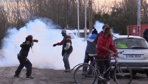 Беженцы закидывали камнями полицию во время сноса лагеря мигрантов в Кале - Sputnik Latvija