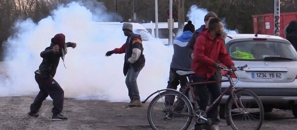 Беженцы закидывали камнями полицию во время сноса лагеря мигрантов в Кале - Sputnik Латвия