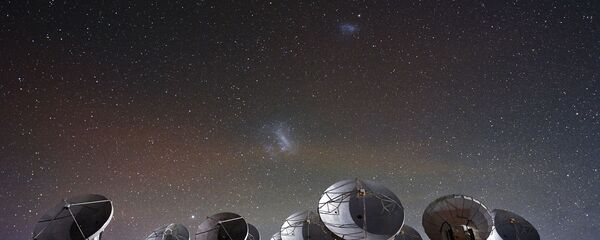 Антенны радиотелескопов под звездным небом - Sputnik Латвия