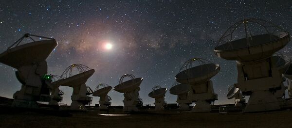 Антенны радиотелескопов под звездным небом Антенны радиотелескопов под звездным небом - Sputnik Латвия