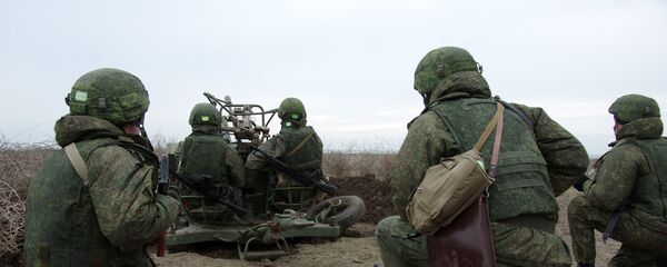 Военнослужащие ПВО РФ у зенитной артиллерийской установки Военнослужащие ПВО РФ у зенитной артиллерийской установки - Sputnik Латвия