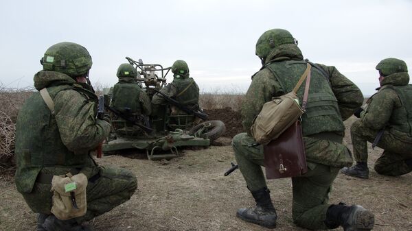Военнослужащие ПВО РФ у зенитной артиллерийской установки - Sputnik Латвия