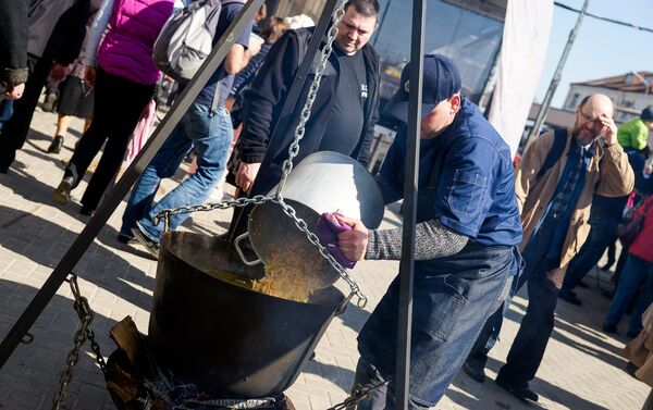 В Рыбный день на центральном рынке готовили уху - Sputnik Латвия