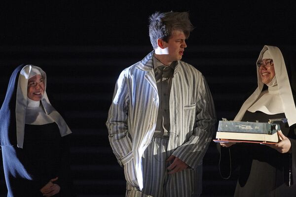 Спектакль Человек, который принял жену за шляпу поставили по бестселлеру американского нейропсихолога Оливера Сакса Спектакль Человек, который принял жену за шляпу поставили по бестселлеру американского нейропсихолога Оливера Сакса - Sputnik Латвия