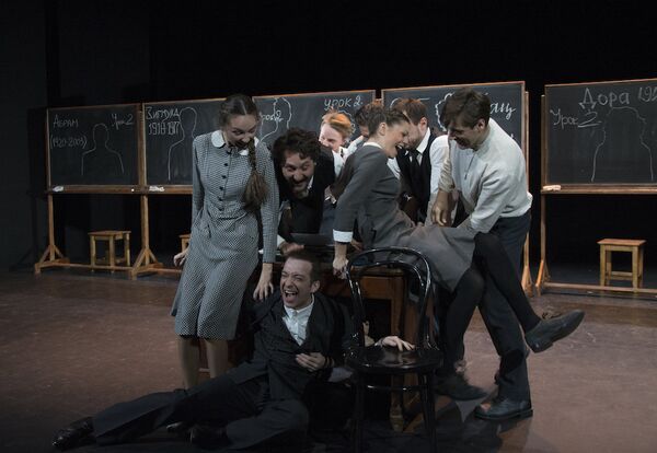 История, рассказанная в постановке театра им. Вахтангова Наш класс, происходит в польском местечке, расположенном всего в 500 км от Риги История, рассказанная в постановке театра им. Вахтангова Наш класс, происходит в польском местечке, расположенном всего в 500 км от Риги - Sputnik Латвия