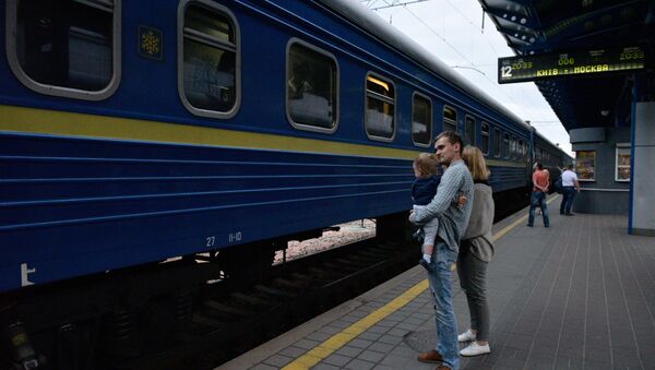 Пассажиры на перроне Центрального железнодорожного вокзала в Киеве. - Sputnik Латвия
