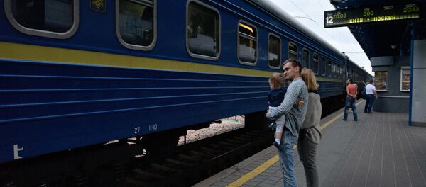 Пассажиры на перроне Центрального железнодорожного вокзала в Киеве. - Sputnik Латвия