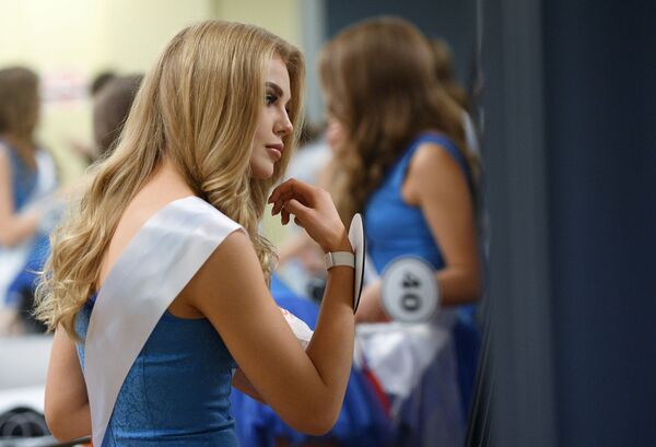 Skaistuma konkursa Mis Krievija 2018 fināliste grimētavā pirms konkursa koncertzālē Barviha - Sputnik Latvija