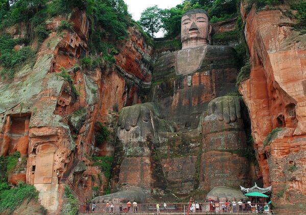 Klintī izcirsta Budas statuja netālu no Lešaņa pilsētas Ķīnā ir viena no augstākajām pasaulē – tā ir 71 metru augsta. UNESCO sarakstā iekļauta 1996. gadā. - Sputnik Latvija