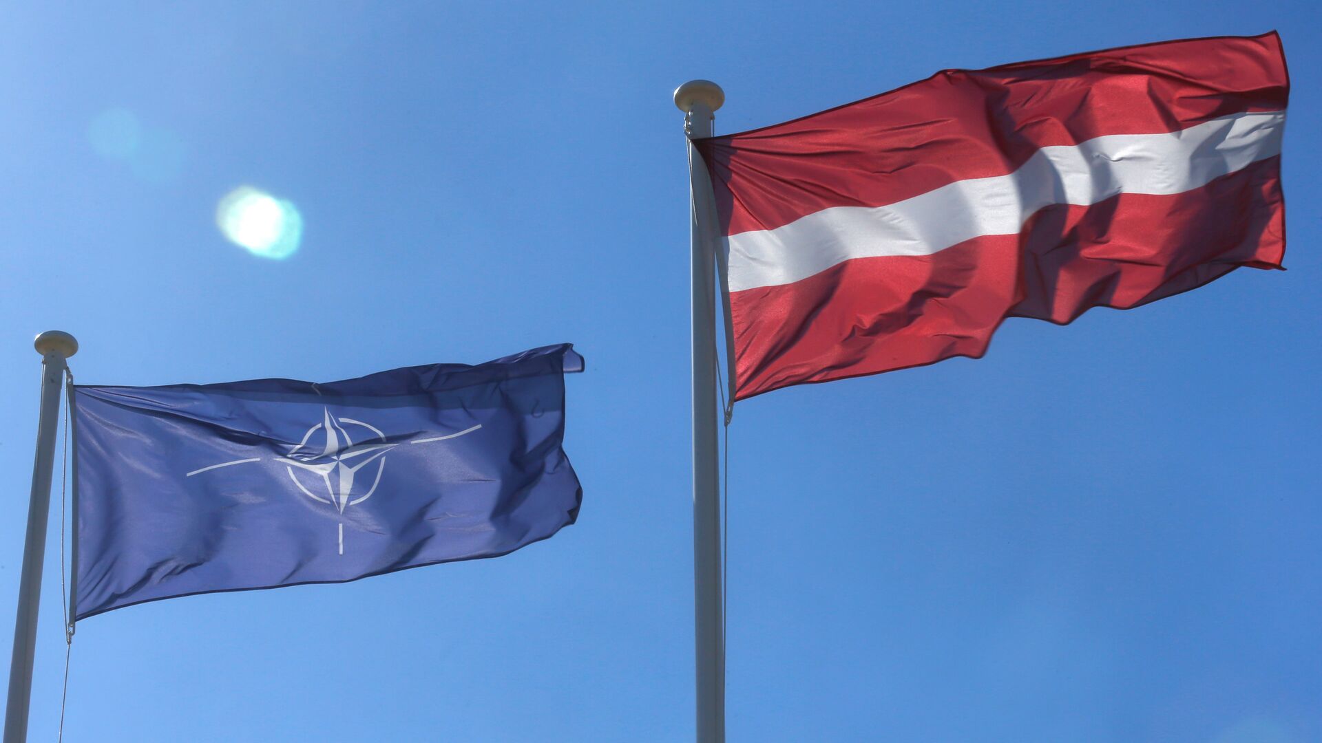 Флаги НАТО и Латвии - Sputnik Латвия, 1920, 30.11.2021