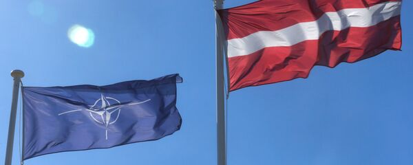 Флаги НАТО и Латвии Флаги НАТО и Латвии - Sputnik Латвия
